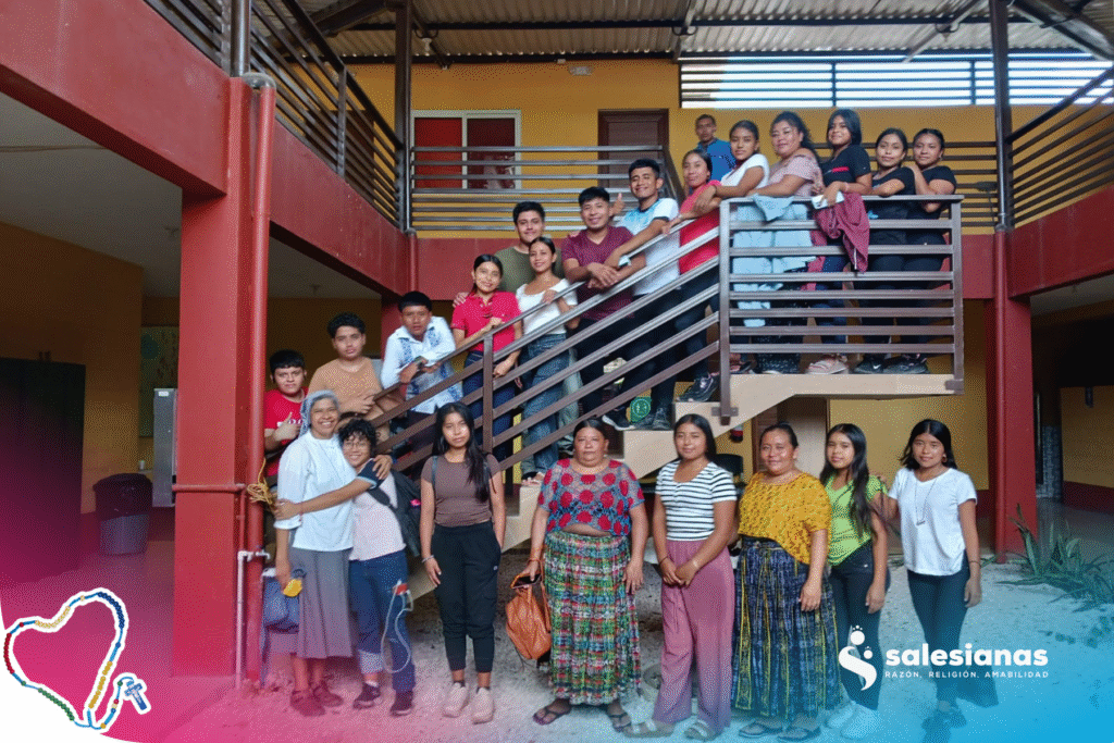 Hnas. Salesianas y jóvenes misioneros: sirviendo con fe y alegría en Petén